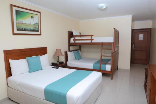 Hotel El Marqués في أتاكاميس: غرفة نوم بسريرين وسرير بطابقين