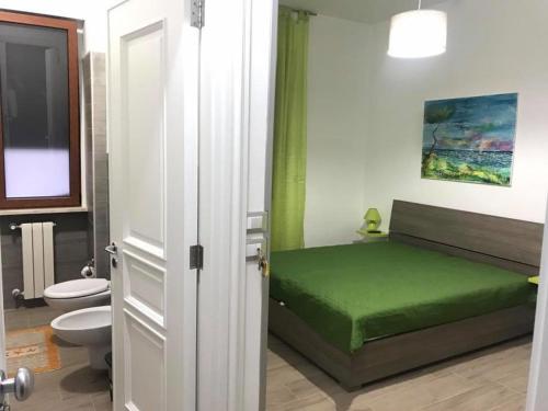 レッチェにあるCivico 57のバスルーム(緑のベッド1台、トイレ付)
