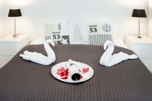 ein Schlafzimmer mit zwei Schwänen und einer Platte auf einem Bett in der Unterkunft ALT Unterkünfte des Seesterns in Flensburg