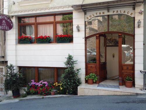 un edificio con flores en macetas en la parte delantera en Sultan Palace Hotel, en Estambul