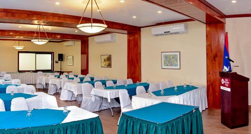 Бизнес-центр и/или конференц-зал в Best Western Plus Belize Biltmore Plaza