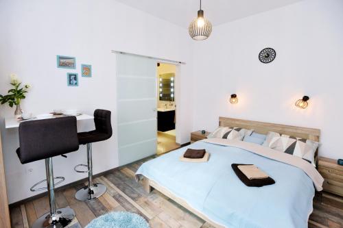 Ένα ή περισσότερα κρεβάτια σε δωμάτιο στο Nobilis Apartman Eger
