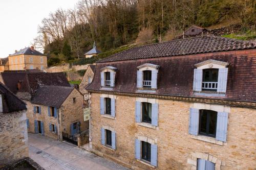 een luchtzicht op een oud bakstenen gebouw bij Hôtel Pontet in Beynac-et-Cazenac