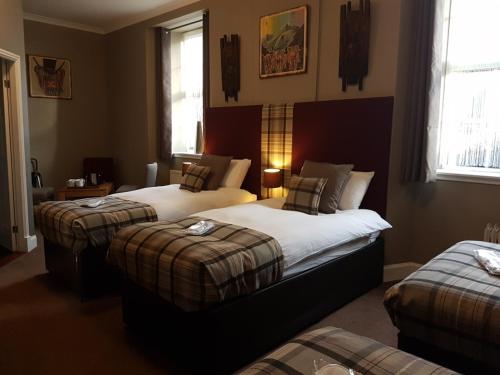 מיטה או מיטות בחדר ב-Fairburn Hotel