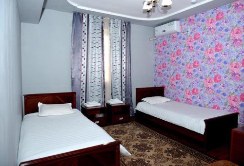 Postel nebo postele na pokoji v ubytování Carat Hotel