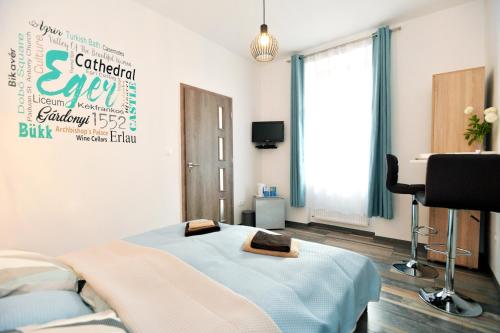Habitación hospitalaria con cama y escritorio en Nobilis Apartman Eger, en Eger