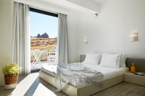 Postel nebo postele na pokoji v ubytování Eleia Seafront Rooms & Villas
