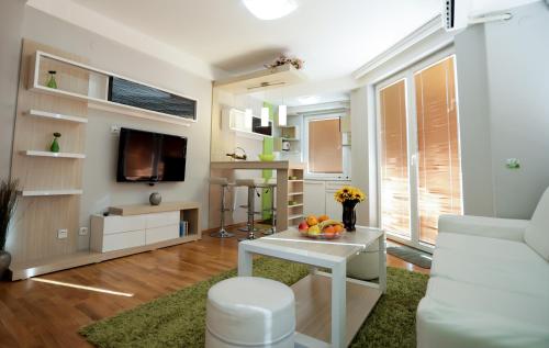 sala de estar con sofá blanco y TV en Apartments Matjan, en Ohrid