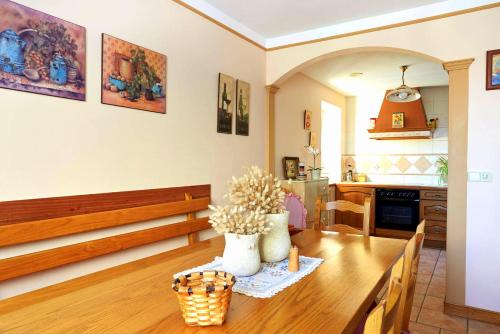 cocina y comedor con mesa de madera en La Aldaia de Urbasa, en Eulate