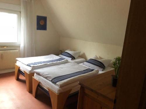 Un pat sau paturi într-o cameră la Ferienwohnung Schmidt