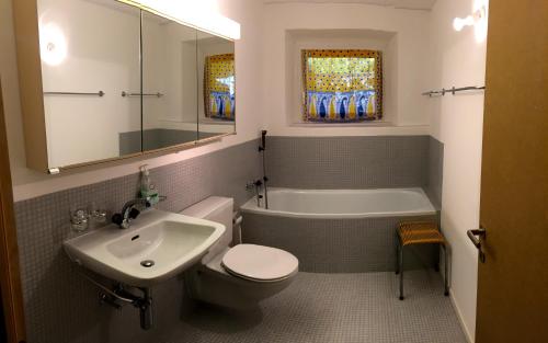 ein Badezimmer mit Waschbecken, Toilette und Badewanne in der Unterkunft Die Bergperlen Dependance in Sent