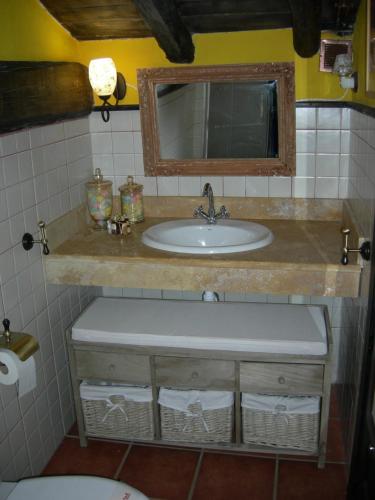 a bathroom with a sink and a mirror at Las Leyendas del Jabal in Jabaloyas