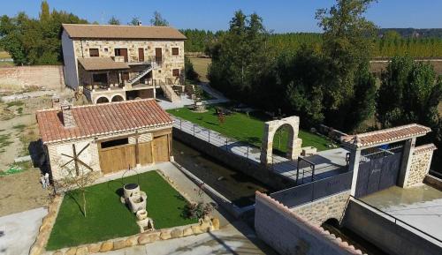 an aerial view of a house with a yard at Apartamentos La Fabrica in Villaluenga de la Vega