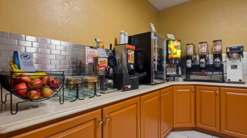 Kuchyň nebo kuchyňský kout v ubytování Best Western Paris Inn