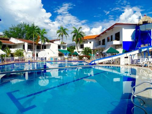 una piscina en un complejo con un tobogán en Alborada Hotel Melgar, en Melgar