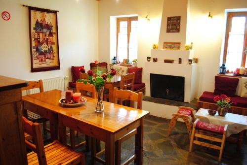 a living room with a table and a dining room at Hotel Kaiti in Papingo