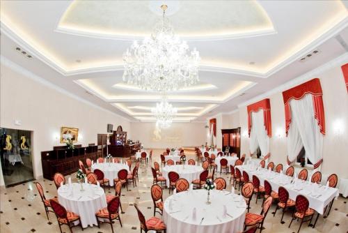 Reštaurácia alebo iné gastronomické zariadenie v ubytovaní Hotel Jakub Sobieski