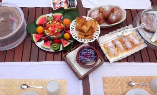 una mesa cubierta con platos de comida y fruta en Masseria Trulli&Stelle B&B, en Noci