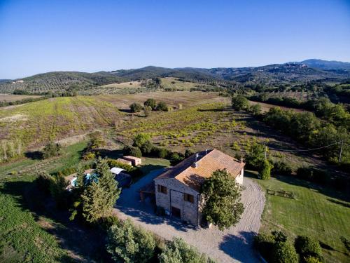 an aerial view of a house in a field at Tenuta di Montemassi Podere Raspollino in Montemassi