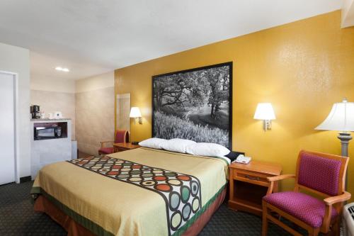 Cama o camas de una habitación en Super 8 by Wyndham Bakersfield South CA
