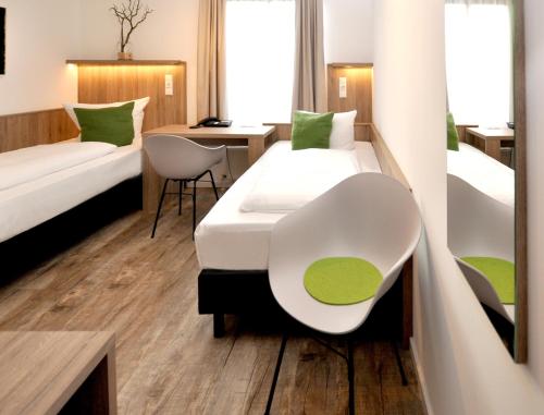 Una cama o camas en una habitación de Hotel Perlach Allee by Blattl