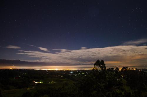 a view of a city at night with stars at Casa Bambuco Filandia in Filandia