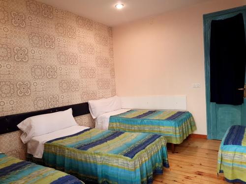 Un pat sau paturi într-o cameră la Hostal Padre Isla 1