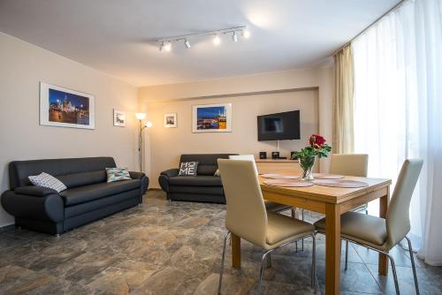ein Wohnzimmer mit einem Tisch und einem Sofa in der Unterkunft City On Foot in Breslau