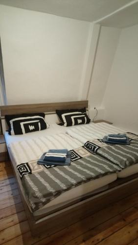 a bed with two towels on top of it at Ferienwohnung er Loof in Monschau