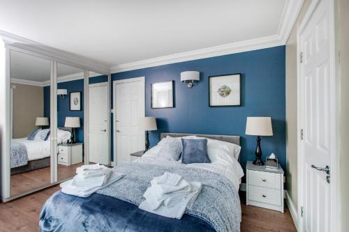 2Bed 2Bath Apartment in Fitzrovia - FREE Exclusive Parking tesisinde bir odada yatak veya yataklar