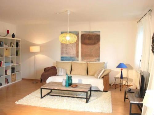 ein Wohnzimmer mit einem Sofa und einem Couchtisch in der Unterkunft Exklusive Ferienwohnung an der Elbe in Dresden