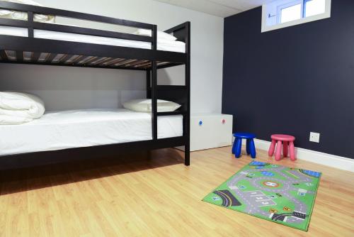 מיטה או מיטות קומותיים בחדר ב-JstLikeHome - Getaway