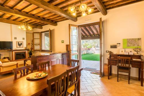 a living room with a table and a dining room at Agriturismo Cantagalli in San Quirico dʼOrcia
