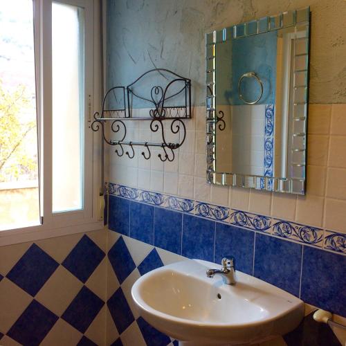 a bathroom with a sink and a mirror at Hostal Ribera de Salobre in Salobre