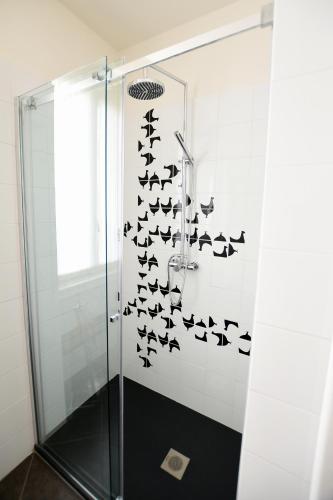 a flock of birds on the wall of a shower at Le Rondinelle in Como