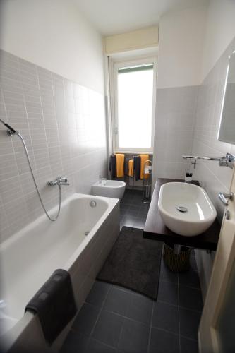 a bathroom with a tub and a sink and a toilet at Le Rondinelle in Como