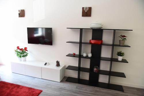 a living room with a black and white shelf at Le Rondinelle in Como