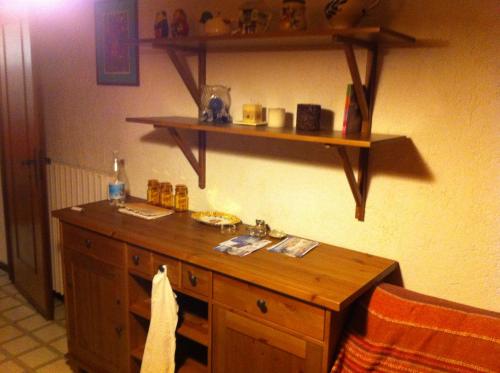 a wooden counter in a room with shelves on the wall at Mirtilli in Prato Nevoso