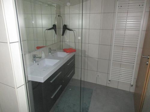 a bathroom with a sink and a mirror at Maison de Tante Louise in Mittelwihr
