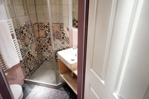 y baño con ducha, lavabo y aseo. en WANZ'inn Design Appartements, en Viena