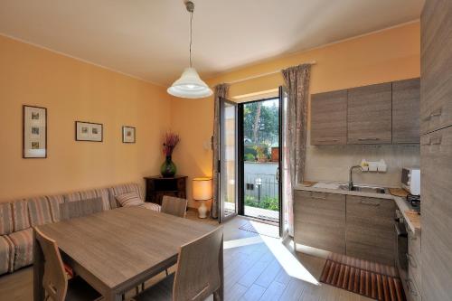 een keuken en eetkamer met een tafel en een bank bij Casa Malìca in Perugia