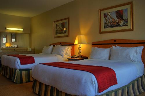 Postel nebo postele na pokoji v ubytování Holiday Inn Hotel & Suites Osoyoos by IHG