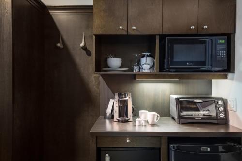 Una cocina o zona de cocina en Hôtel des Coutellier