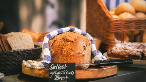 a loaf of bread on a plate with a sign at Ostel Jugendhotel Bremervörde in Bremervörde