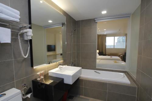 Ett badrum på Hotel Excelsior Ipoh