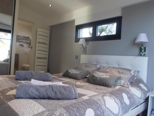 une chambre avec un lit avec deux oreillers dessus dans l'établissement Villa les Granges Vaison, à Saint-Marcellin-lès-Vaison