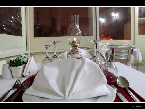 ein Tisch mit einer weißen Serviette auf dem Tisch in der Unterkunft Sultanahmet Cesme Hotel in Istanbul
