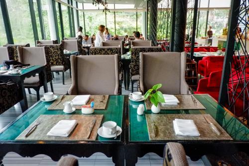 Un restaurante u otro lugar para comer en Z Through By The Zign