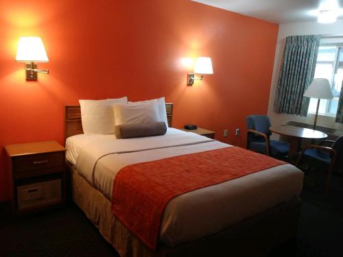 Ένα ή περισσότερα κρεβάτια σε δωμάτιο στο Howard Johnson by Wyndham Roseburg
