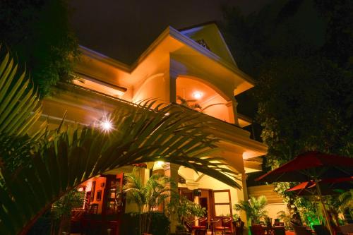 Bangunan di mana terletaknya rumah tamu ini